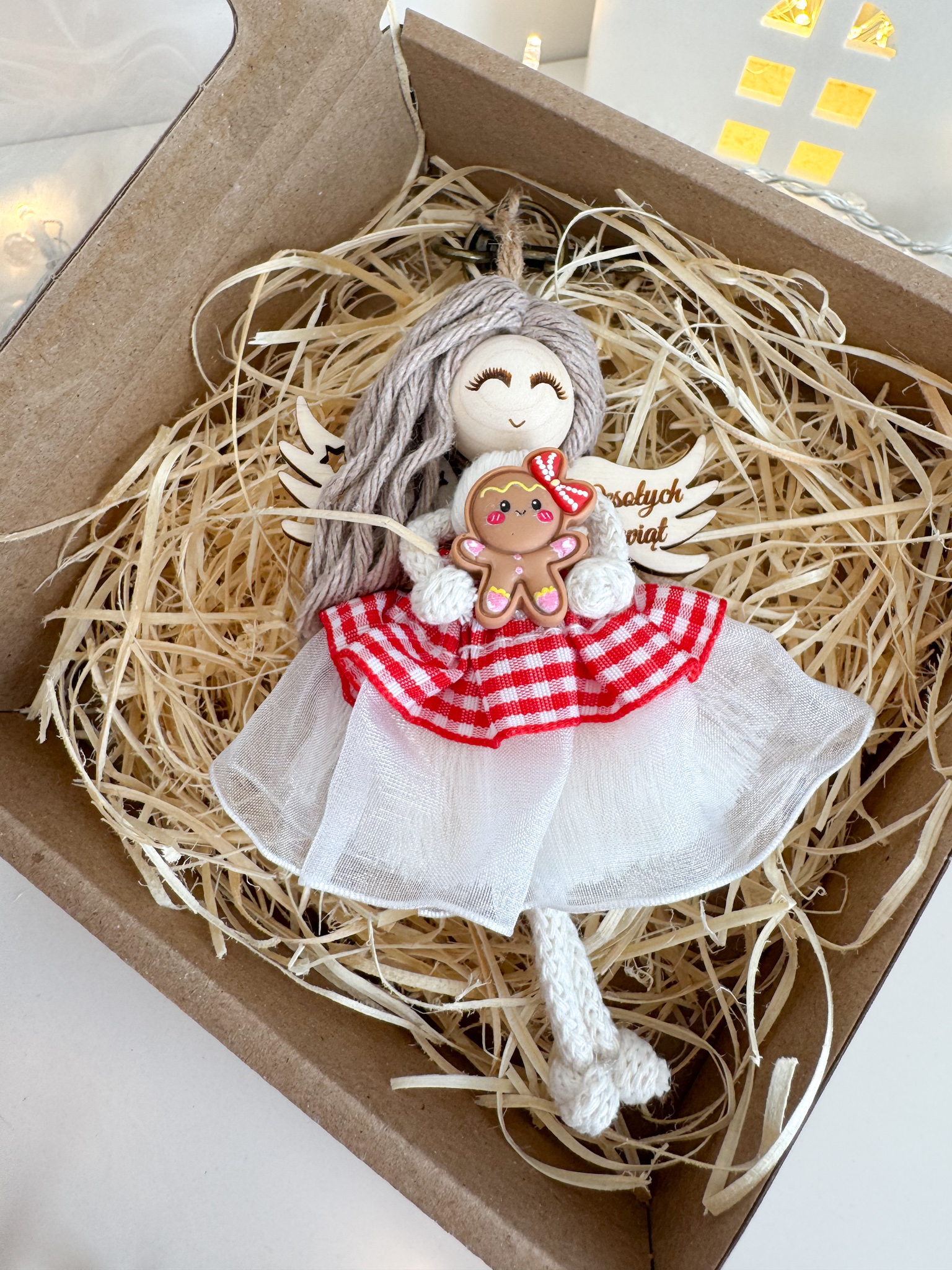 Świąteczny aniołek breloczek zawieszka ozdoba makrama zapakowany na prezent - obrazek 4