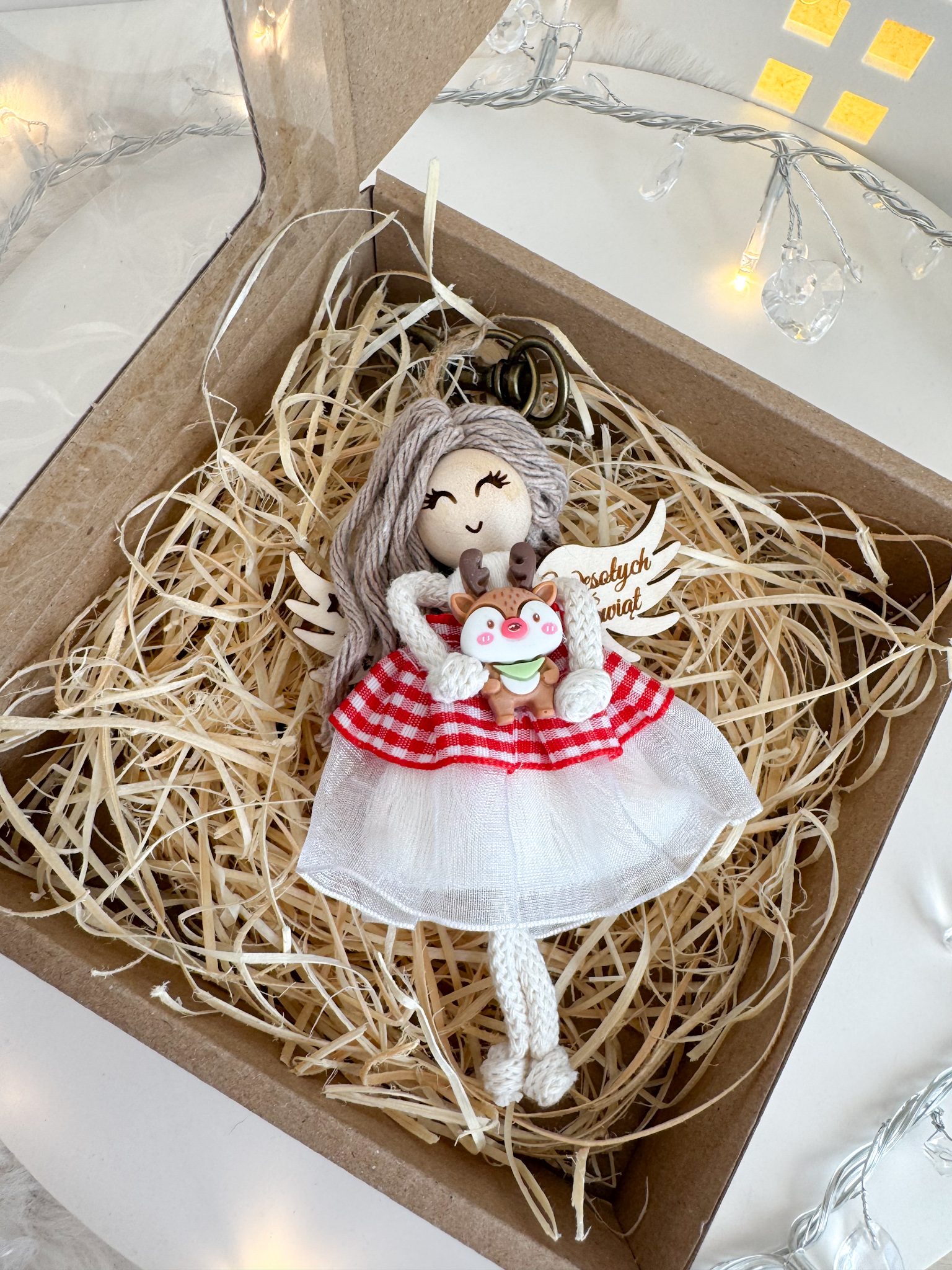 Świąteczny aniołek breloczek zawieszka ozdoba makrama zapakowany na prezent - obrazek 5