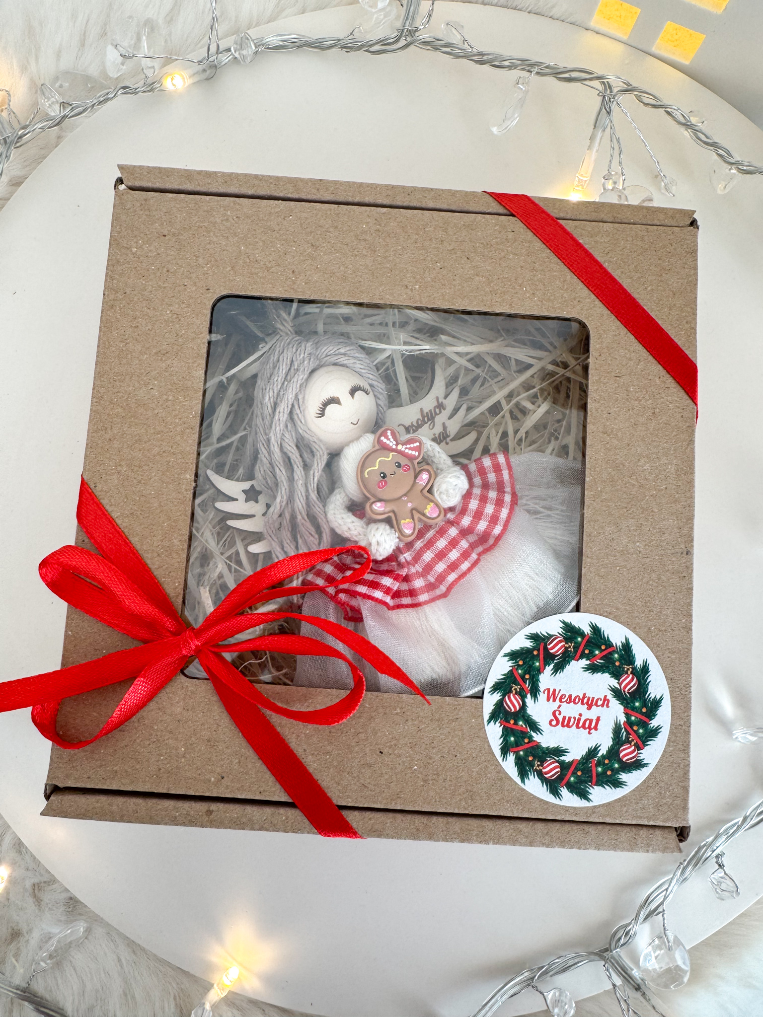 Świąteczny aniołek breloczek zawieszka ozdoba makrama zapakowany na prezent - obrazek 6