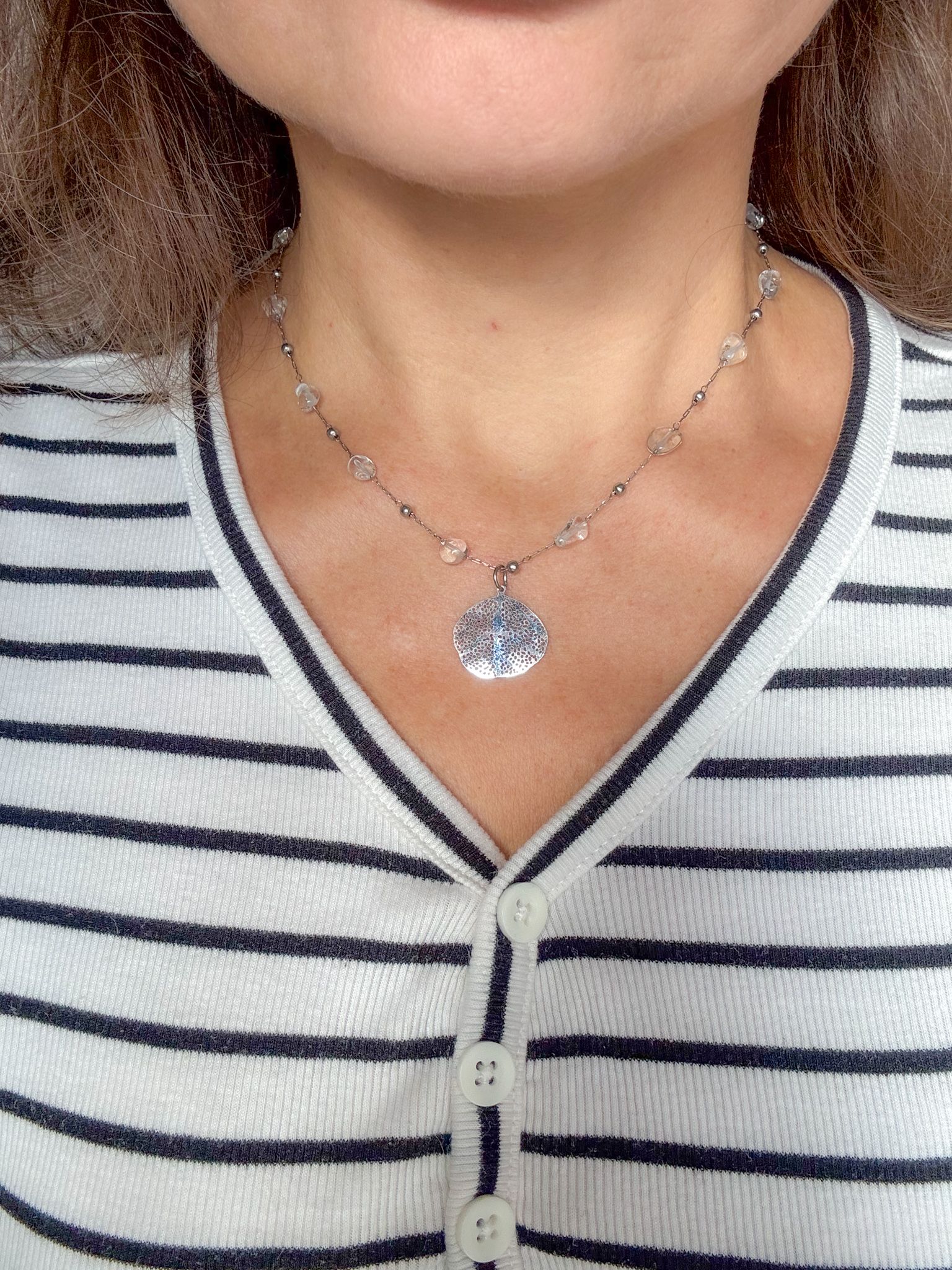 Minimalistyczny naszyjnik handmade z kryształu górskiego z zawieszką liść - obrazek 2