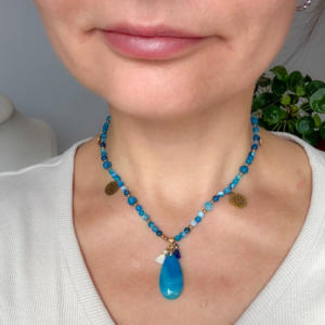 Naszyjnik boho z naturalnych agatów niebieskich – Unikatowy Naszyjnik z Agatem Łezką i Zawieszkami ze Stali Szlachetnej